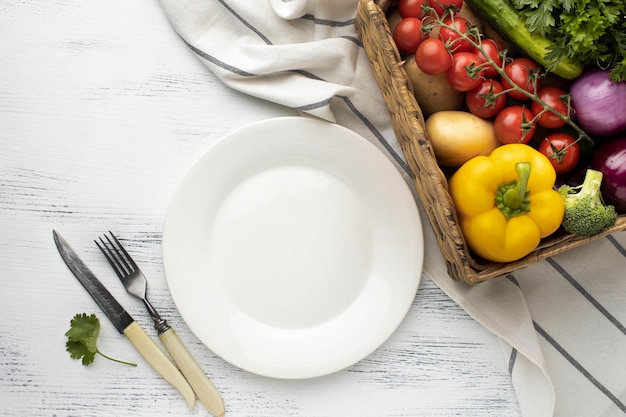 Assiette et panier de légumes vue de dessus