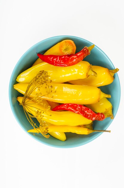 Assiette de paprika chaud mariné. Studio photo.