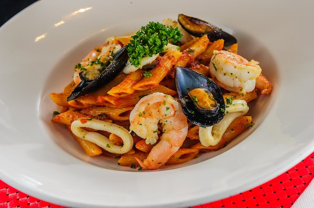 Assiette de pâtes aux fruits de mer.