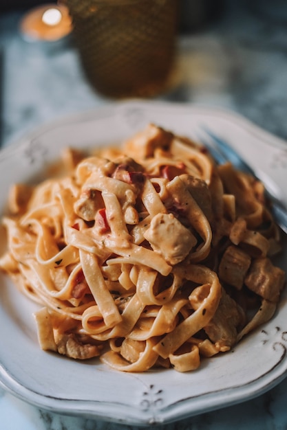 Une assiette de pâtes à la crème et au bacon