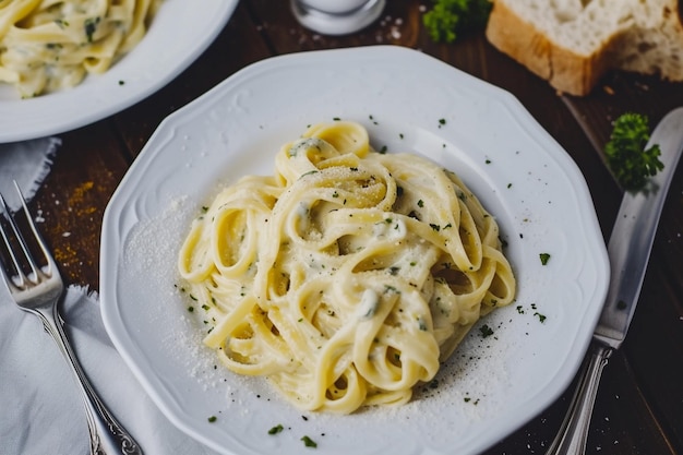 une assiette de pâtes avec du persil et du persil dessus