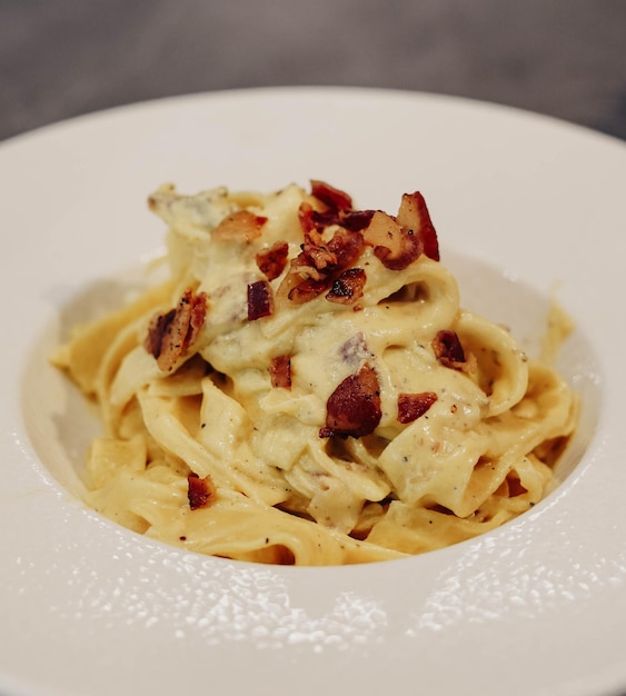 Une assiette de pâtes italiennes fraîches faites maison avec des sauces méditerranéennes typiques