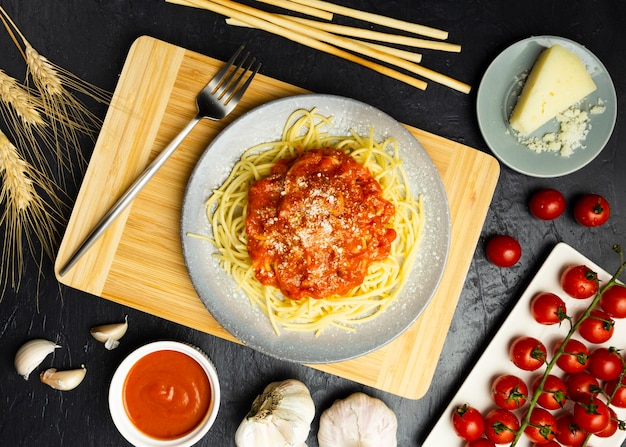 Assiette de pâtes sur une planche à découper