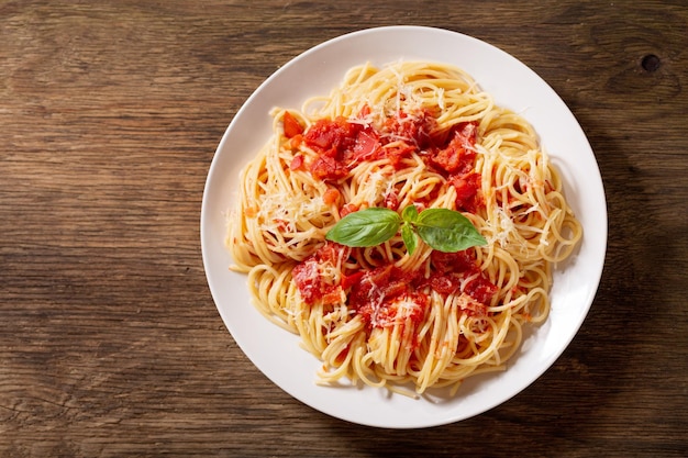 Assiette de pâtes à la sauce tomate vue de dessus