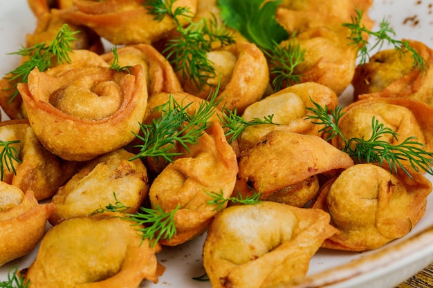 Assiette avec pelmeni frits et sauce cuisine russe