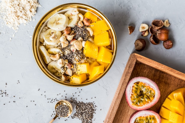 Assiette de petit déjeuner avec des fruits frais