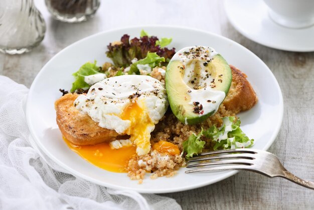 Une assiette petit-déjeuner saine et équilibrée