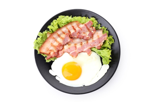 Assiette avec petit déjeuner savoureux isolé sur fond blanc