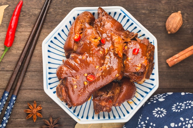 Une assiette de pieds de porc braisés