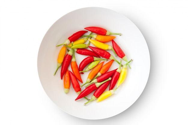 assiette de piments colorés isolé