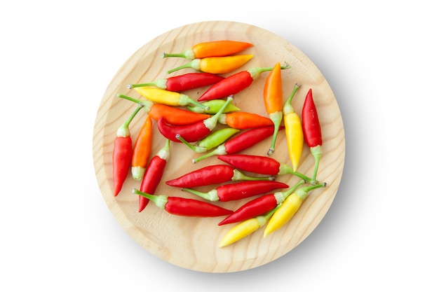 assiette de piments colorés isolé