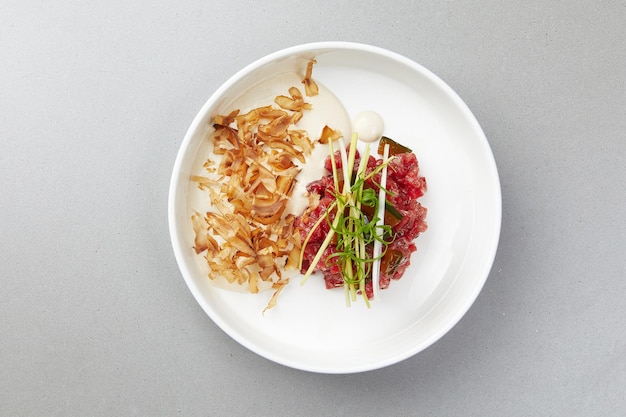 Assiette avec plat de viande d'ingrédients naturels frais sur table