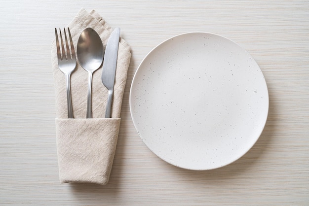 Assiette ou plat vide avec fourchette et cuillère