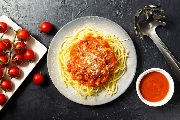 Assiette plate de pâtes à la sauce tomate