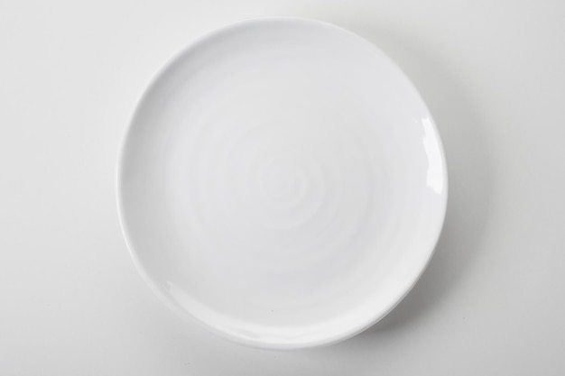 Assiette plate ronde en céramique blanche