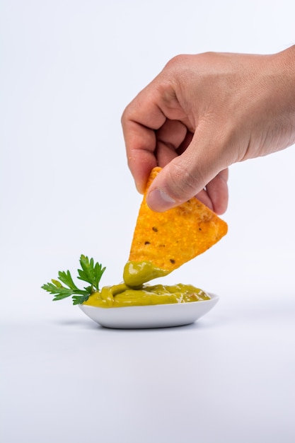 Assiette pleine de nachos au guacamole