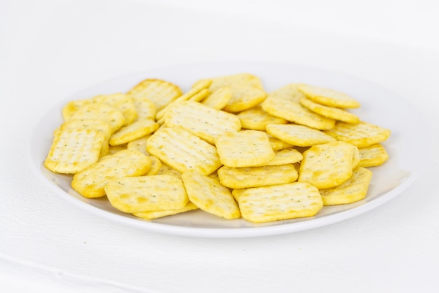 Assiette pleine de petits biscuits au fromage et à l'ail