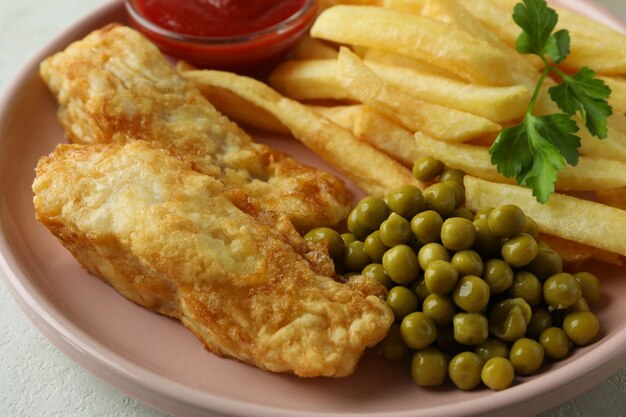 Assiette avec poisson frit et frites