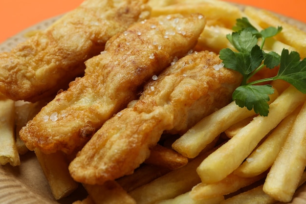 Assiette avec poisson frit et frites