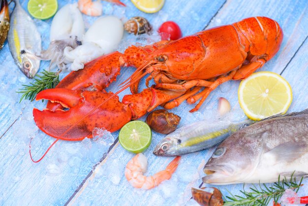 Assiette de poisson et fruits de mer frais avec crustacés, fruits de mer crus frais sur glace à la nourriture du marché aux poissons