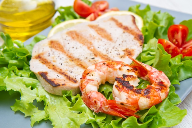 Assiette de poisson grillé avec salade et tomates cerises