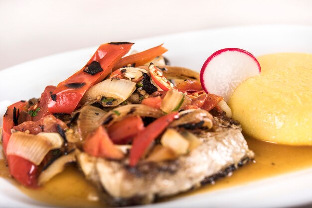 Assiette de poisson saumure avec légumes, chili et polenta