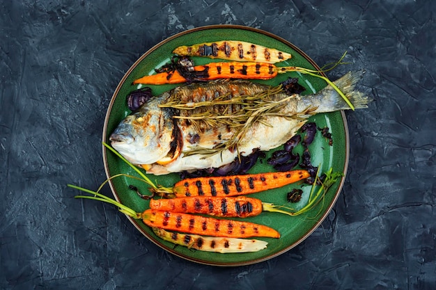 Une assiette de poissons et légumes grillés