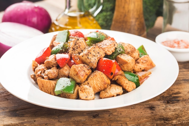 Assiette de poitrine de poulet frite au poivre coloré