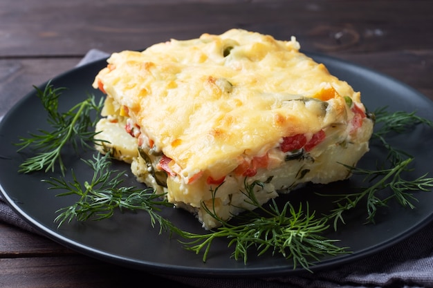 Une assiette de pommes de terre et légumes avec du fromage