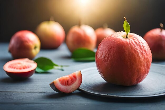 Une assiette de pommes et une tranche de pêche sur une table.