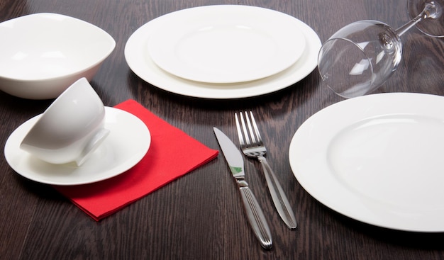 Assiette en porcelaine sur une table à manger