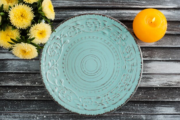 Photo assiette en porcelaine vintage bleue