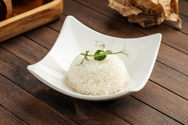 Assiette de portion de garniture de riz blanc bouilli