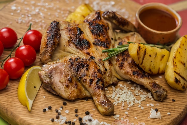 Assiette de poulet grillé dans un restaurant