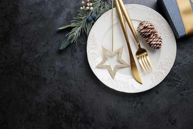 Assiette pour la nourriture pour Noël sur fond sombre