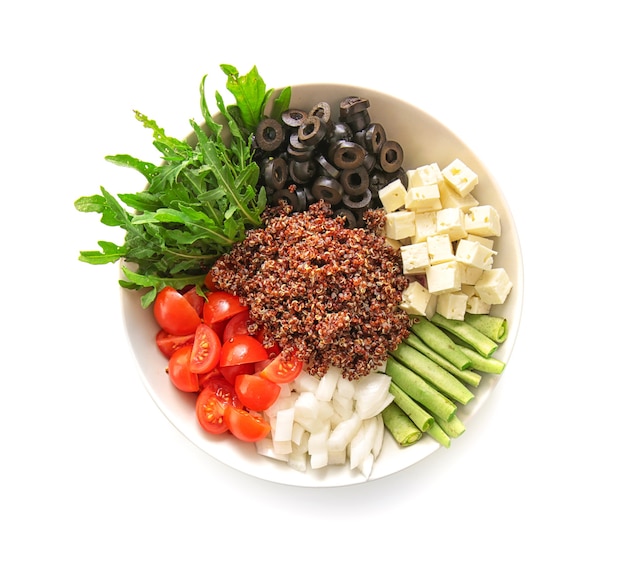 Assiette avec quinoa et légumes sur blanc