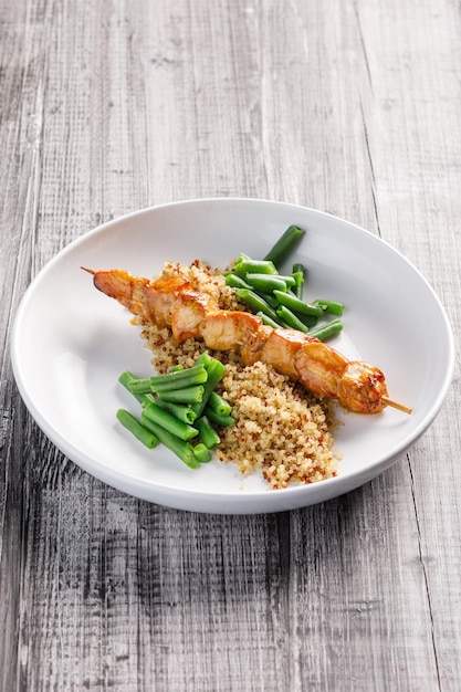 Assiette avec quinoa et viande de poulet