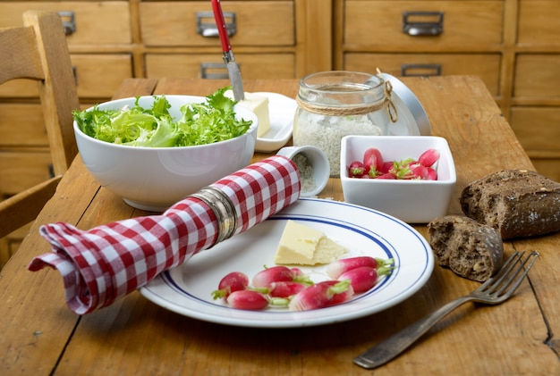 Assiette de radis et beurre sur une table