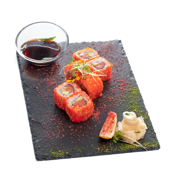 Assiette rectangle noire avec sushi