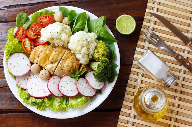 Assiette de régime cétogène ou paléo poitrine de poulet grillée et légumes sur une table en bois rustique Aliments à faible teneur en glucides alimentation saine vue de dessus