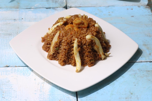 Assiette de riz aux fruits de mer