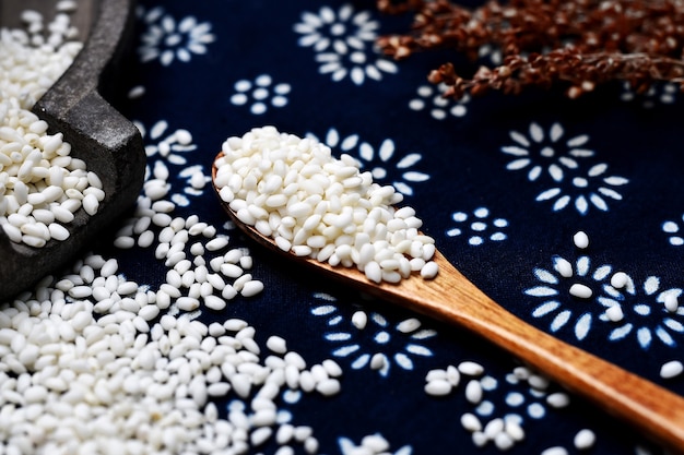 assiette avec riz bio sur table