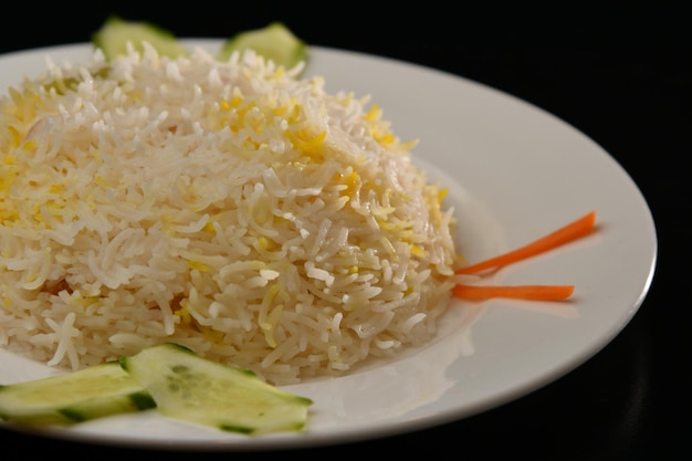 Une assiette de riz blanc avec des cordes orange