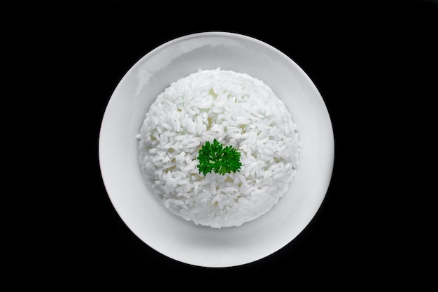 Assiette de riz blanc servant de plats vietnamiens sur fond noir
