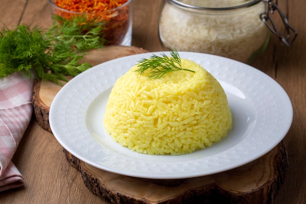 Une assiette de riz pilaf au safran nom turc safranli pilav