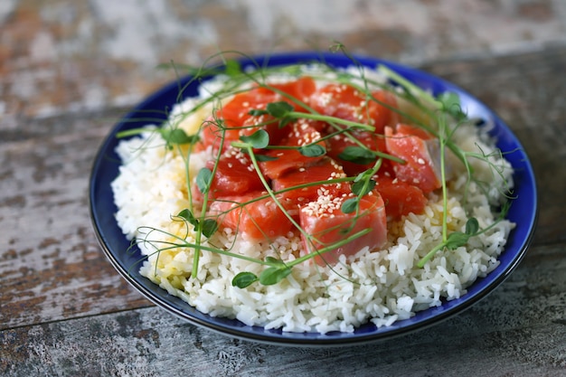 Photo assiette de riz, saumon et micro-verts.