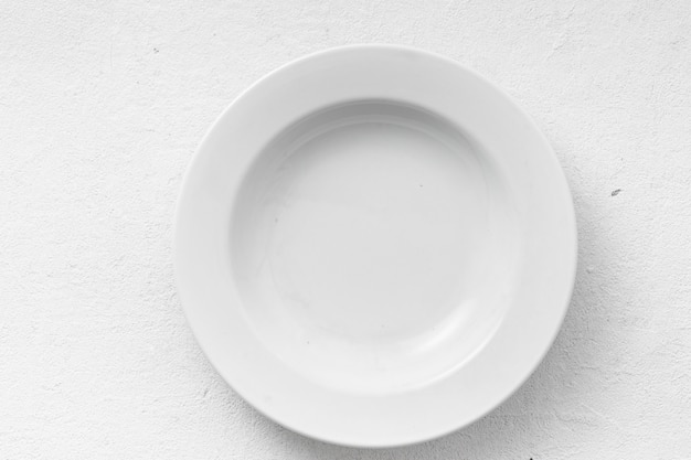 Assiette ronde blanche vide