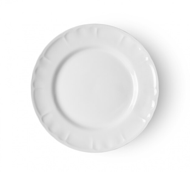 Assiette ronde en céramique vide isolé sur fond blanc. vue de dessus