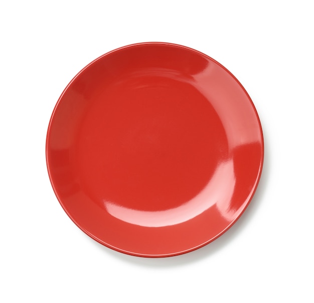 Assiette ronde rouge pour plats principaux isolés