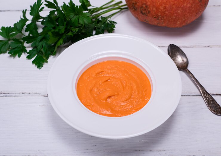 Photo assiette ronde avec soupe à la citrouille
